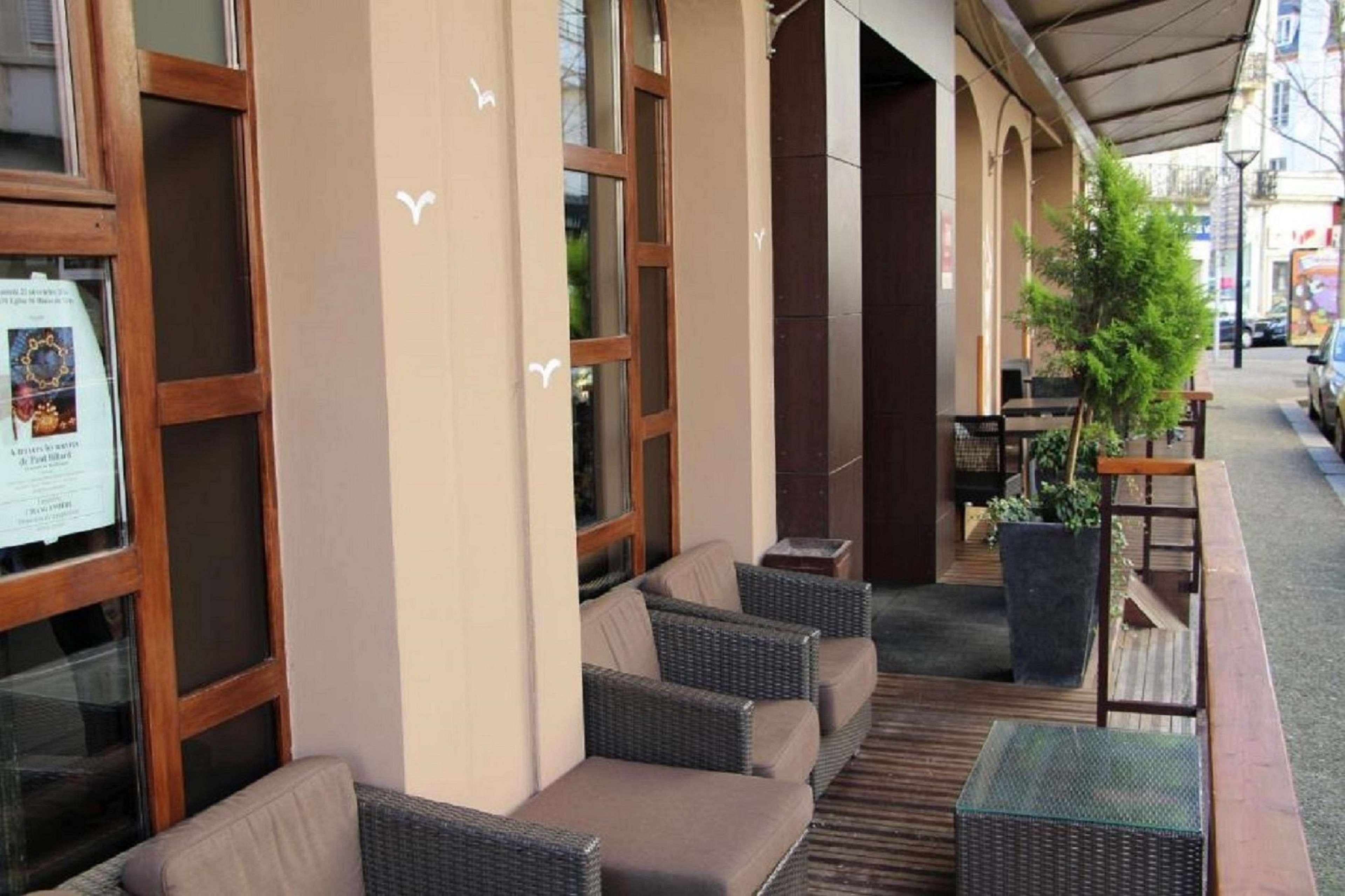 Kyriad Restaurant Centre Spa Vichy Exterior foto